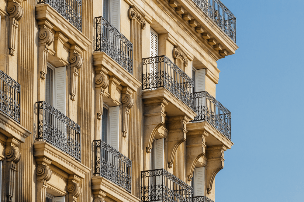 immeuble ancien elements de décor soleil couchant