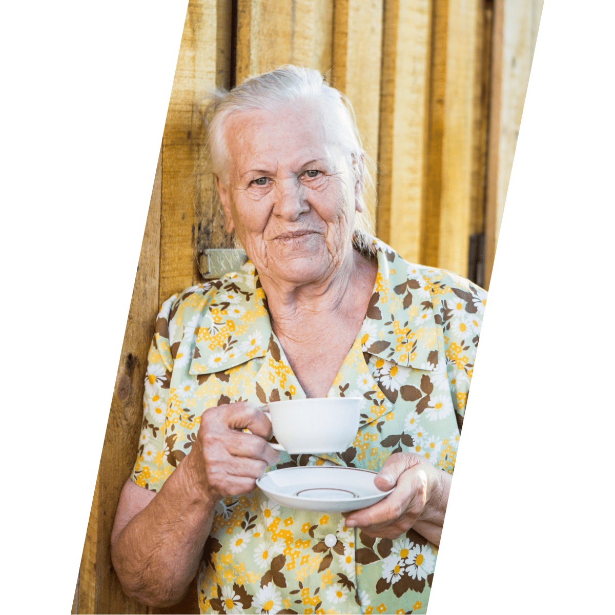 femme senior tasse de café